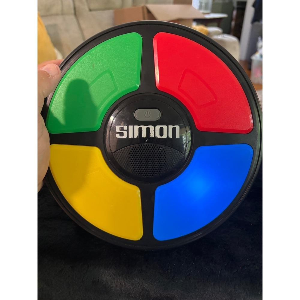 Hasbro Simon Electronic Memory Game Classic Handheld Light and Sound Toy